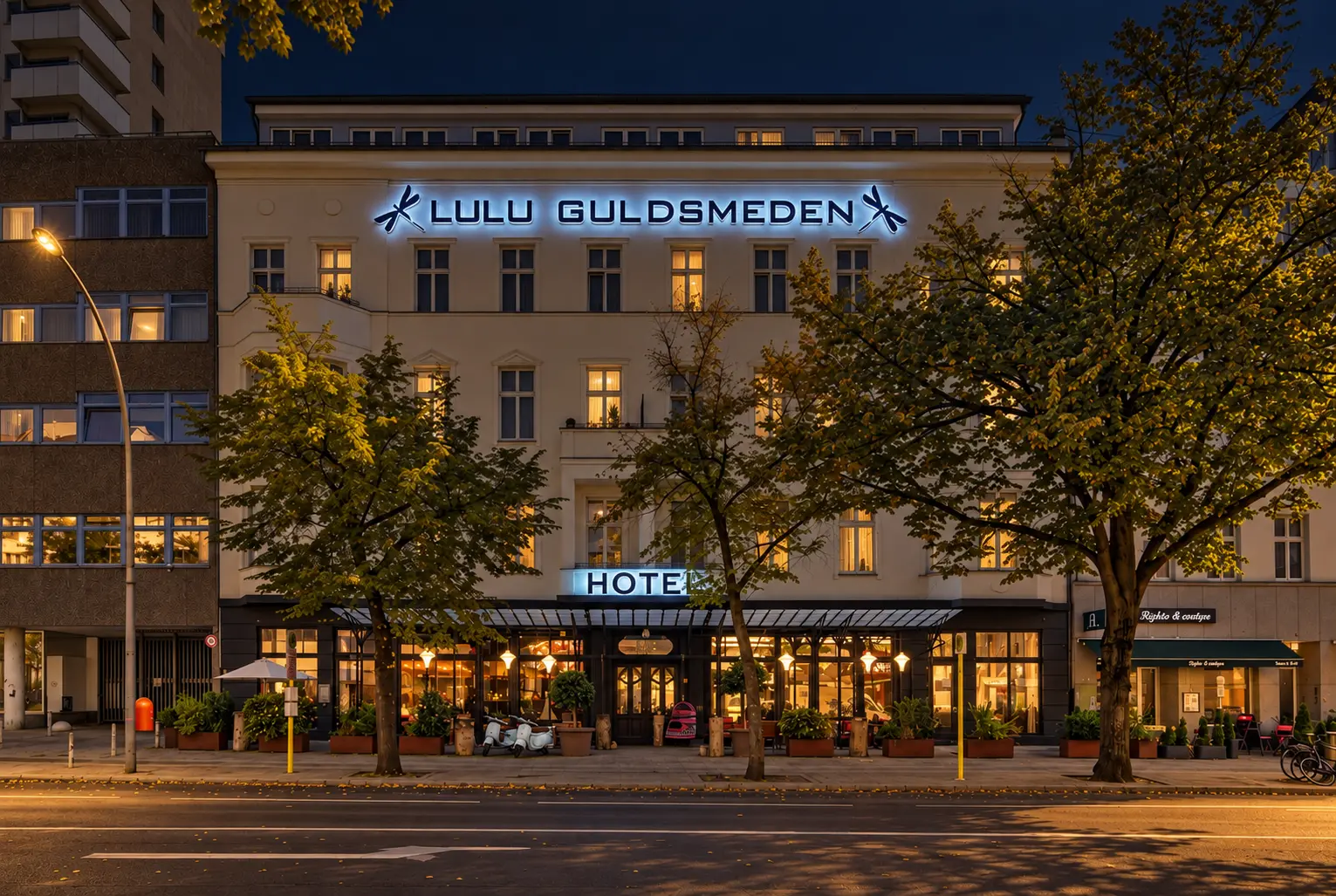 Facaden på Luisenstraße en aften